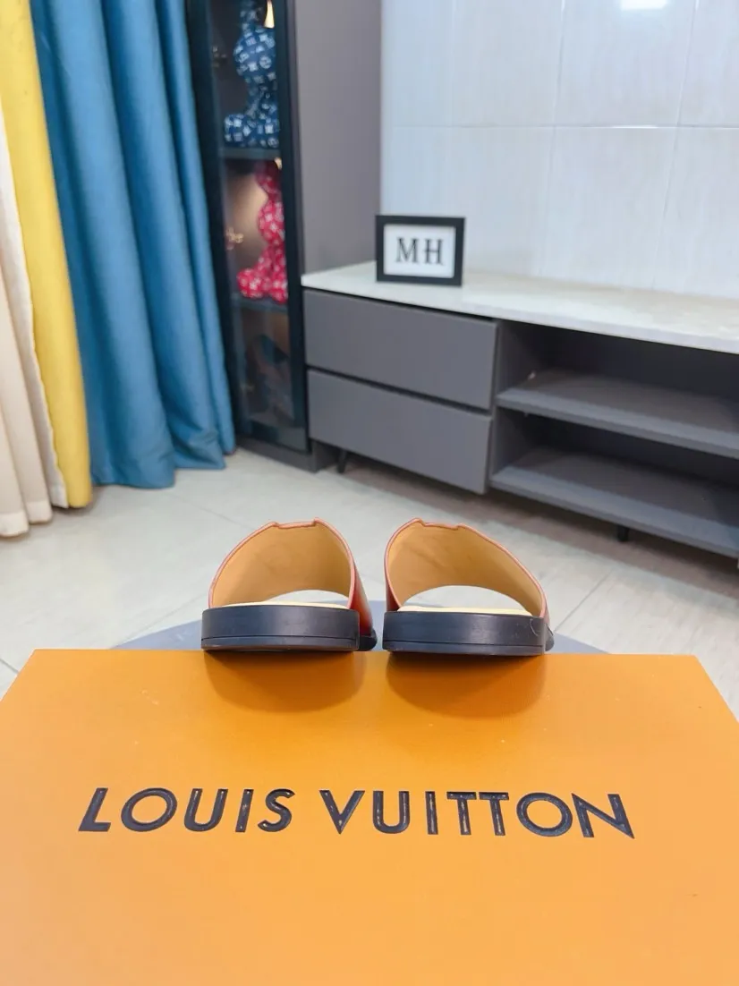 Men's men's shoes 💰360🌸🌸LV medium men's spring and summer slippers counter synchronization. The uppers are imported from Italy with open edge beads and color-changing logo graphics. High-quality craftsmanship. Soles: Original soles specially provided by the original factory. Exclusive molded soles are super comfortable. Original factory single goods. 🔍🔍High quality. You can enter and exit the counter at will. Welcome to compare. Size 38-45